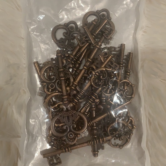 Antique Skeleton Rustic Keys - Picture 3 of 4